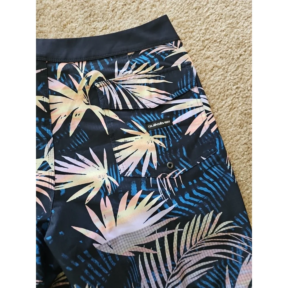 Quiksilver Mens Highlite Scallop Boardshorts Tropical Size 38